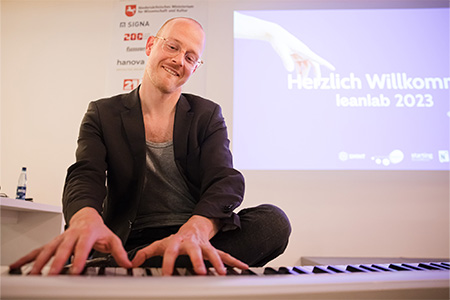 Michael Nickel spielt Klavier in Pause.