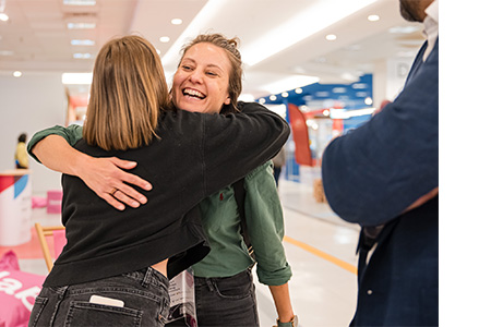 Umarmung und Freude von Teilnehmenden, Coach und Orga